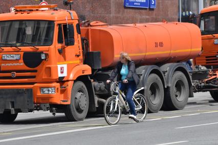 Москва. Женщина едет на велосипеде.