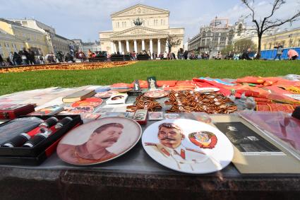 Москва. Торговля советской символикой.