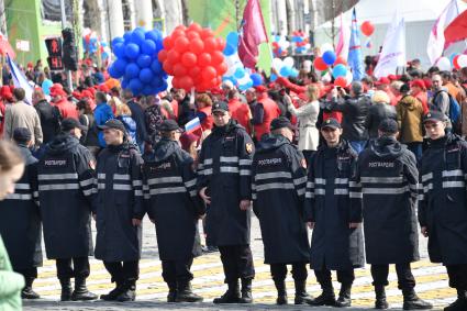 Москва. Сотрудники Росгвардии стоят в оцеплении во время  первомайской демонстрации.