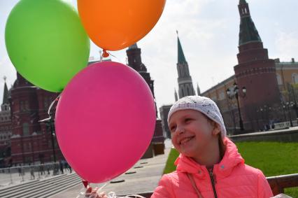 Москва. Девочка с воздушными шарами.