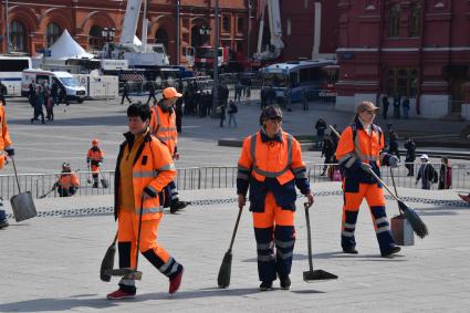 Москва. Сотрудники коммунальных служб убирают мусор наМанежной площади.