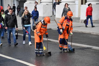 Москва. Сотрудники коммунальных служб убирают мусор на улице.