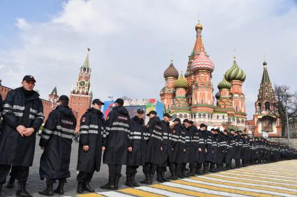 Москва. Сотрудники Росгвардии стоят в оцеплении во время  первомайской демонстрации.