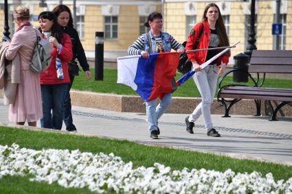 Москва. Женщины с флагом после окончания первомайской демонстрации.