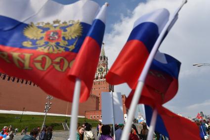 Москва. Участники первомайской демонстрации на Красной площади.