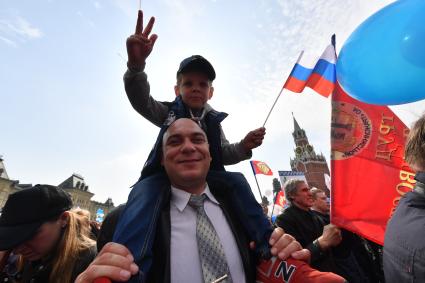 Москва. Участники первомайской демонстрации на Красной площади.