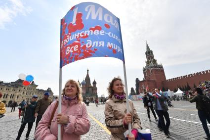 Москва. Участники первомайской демонстрации на Красной площади.