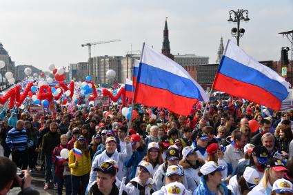 Москва. Участники перед началом первомайской демонстрации  на Большом  Москворецком мосту.