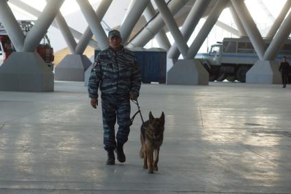 Самара. Полицейский с собакой проверяет безопасность на стадионе `Самара Арена`.