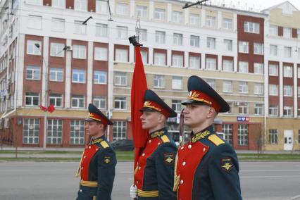 Барнаул. Знаменосцы роты почетного караула во время репетиции военного парада, посвященного 73-й годовщине Победы в Великой Отечественной войне.