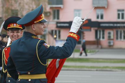 Барнаул. Военнослужащий роты почетного караула во время репетиции военного парада, посвященного 73-й годовщине Победы в Великой Отечественной войне.