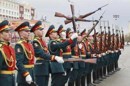 Барнаул. Военнослужащие роты почетного караула во время репетиции военного парада, посвященного 73-й годовщине Победы в Великой Отечественной войне.