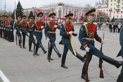 Барнаул. Военнослужащие роты почетного караула во время репетиции военного парада, посвященного 73-й годовщине Победы в Великой Отечественной войне.