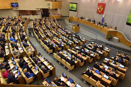 Москва.  Исполняющий обязанности премьер-министра РФ Дмитрий Медведев выступает на пленарном заседании Государственной думы РФ, где будет рассмотрен вопрос об утверждении его на должность премьер-министра России.