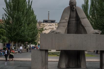 Армения, Ереван. Вид на архитектурный комплекс Большой Каскад и памятник архитектору Александру Таманяну.