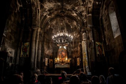 Армения, Гегард. Посетители в монастыре  Гегард, расположенном  в ущелье горной реки Гохт Котайкской области.