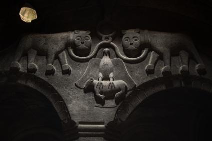 Армения, Гегард. Фрагмент каменной резьбы в монастыре  Гегард, расположенном  в ущелье горной реки Гохт Котайкской области.