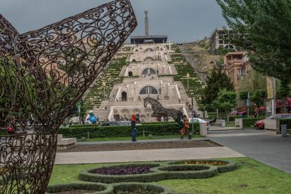 Армения, Ереван. Вид на архитектурный  комплекс Большой Каскад.