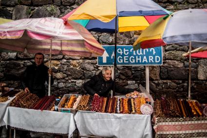 Армения, Гегард. Торговля местной продукцией  рядом с монастырем Гегард, расположенным  в ущелье горной реки Гохт Котайкской области.