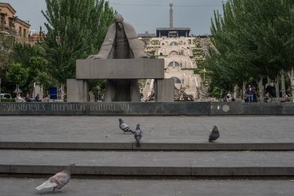 Армения, Ереван. Вид на архитектурный  комплекс Большой Каскад и памятник архитектору Александру Таманяну.