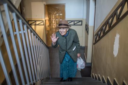 Армения, Ереван. Пожилая женщина поднимается по лестнице.