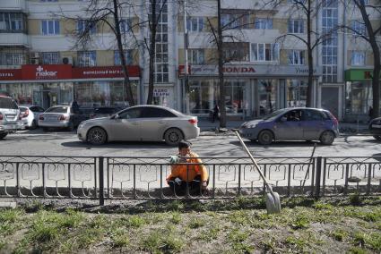 Екатеринбург. Рабочий-мигрант перекладывает бордюрный камень у дороги