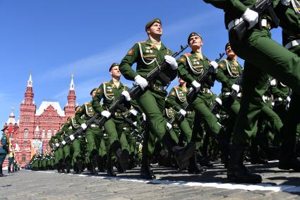 Москва.  Военнослужащие парадных расчетов  на Красной площади во время военного парада, посвященного 73-й годовщине Победы в Великой Отечественной войне.