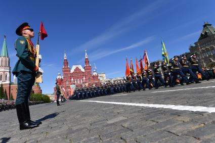 Москва.  Военнослужащие парадных расчетов  на Красной площади во время военного парада, посвященного 73-й годовщине Победы в Великой Отечественной войне.