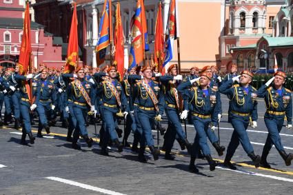 Москва.  Парадный расчет МЧС России  на Красной площади во время военного парада, посвященного 73-й годовщине Победы в Великой Отечественной войне.