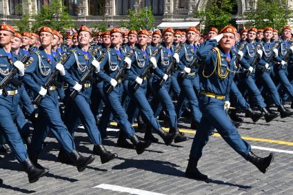 Москва.  Курсанты Академии гражданской защиты МЧС  на Красной площади во время военного парада, посвященного 73-й годовщине Победы в Великой Отечественной войне.