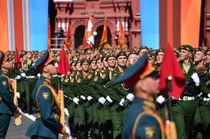 Москва.  Военнослужащие парадных расчетов  на Красной площади во время военного парада, посвященного 73-й годовщине Победы в Великой Отечественной войне.