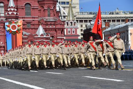 Москва.   Участники всероссийского военно-патриотического общественного движения `Юнармия`    на Красной площади во время военного парада, посвященного 73-й годовщине Победы в Великой Отечественной войне.