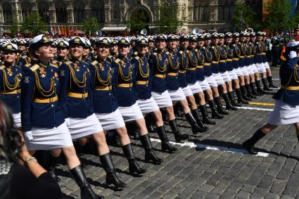 Москва. Военнослужащие женского парадного расчета Военного университета Министерства обороны РФ на Красной площади во время военного парада, посвященного 73-й годовщине Победы в Великой Отечественной войне.