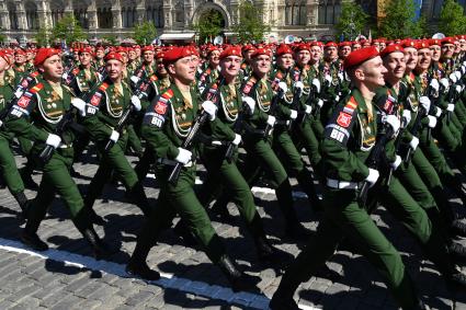Москва. Военнослужащие парадных расчетов на Красной площади во время военного парада, посвященного 73-й годовщине Победы в Великой Отечественной войне.