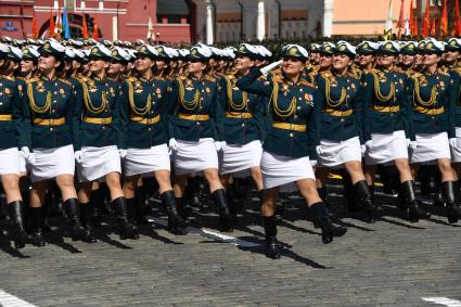 Москва. Военнослужащие женского парадного расчета Военного университета Министерства обороны РФ на Красной площади во время военного парада, посвященного 73-й годовщине Победы в Великой Отечественной войне.