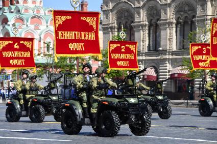 Москва. Армейские мотовездеходы АМ-1 с ПКП на Красной площади во время военного парада, посвященного 73-й годовщине Победы в Великой Отечественной войне.