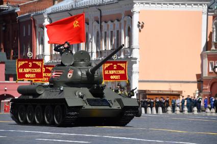 Москва. Танк Т-34-85 на Красной площади во время военного парада, посвященного 73-й годовщине Победы в Великой Отечественной войне.