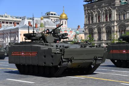 Москва. БМП `Курганец-25` на Красной площади во время военного парада, посвященного 73-й годовщине Победы в Великой Отечественной войне.