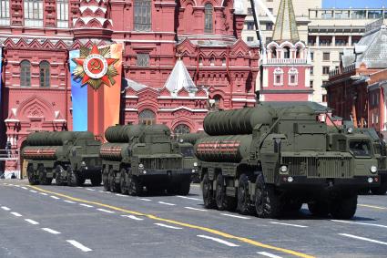 Москва.   Пусковые установки ЗРС С-400 `Триумф` на Красной площади во время военного парада, посвященного 73-й годовщине Победы в Великой Отечественной войне.