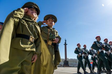 Санкт-Петербург. Дети в военной форме времен Великой Отечественной войны во время празднования Дня Победы на Дворцовой площади.