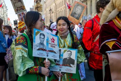 Санкт-Петербург. Участники акции памяти `Бессмертный полк` во время шествия в День Победы.