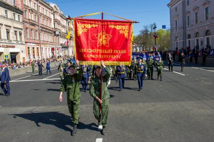 Санкт-Петербург. Участники акции памяти `Бессмертный полк` во время шествия в День Победы.