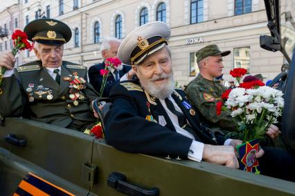 Санкт-Петербург. Ветераны  во время акции памяти `Бессмертный полк` во время шествия в День Победы.