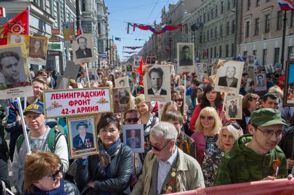 Санкт-Петербург. Участники акции памяти `Бессмертный полк` во время шествия в День Победы.