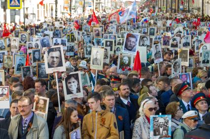 Санкт-Петербург. Участники акции памяти `Бессмертный полк` во время шествия в День Победы.