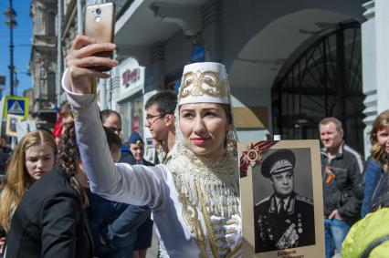 Санкт-Петербург. Участники акции памяти `Бессмертный полк` во время шествия в День Победы.