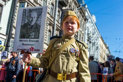 Санкт-Петербург. Участники акции памяти `Бессмертный полк` во время шествия в День Победы.