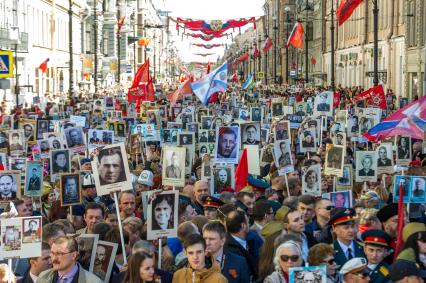 Санкт-Петербург. Участники акции памяти `Бессмертный полк` во время шествия в День Победы.