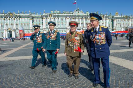Санкт-Петербург. Ветераны на дворцовой площади во время  празднования  Дня Победы.