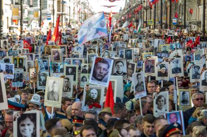 Санкт-Петербург. Участники акции памяти `Бессмертный полк` во время шествия в День Победы.